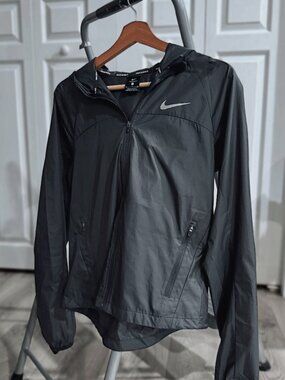 Nike Shield Running Jacket 🖤